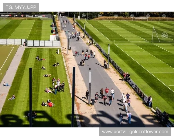 德甲俱乐部开放日,球员与球迷互动游戏 德甲俱乐部开放日,球员与球迷互动游戏